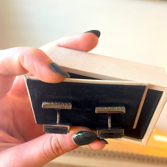 Burberry men’s cuff links. Green alligator and steel. - Picture 3 of 5